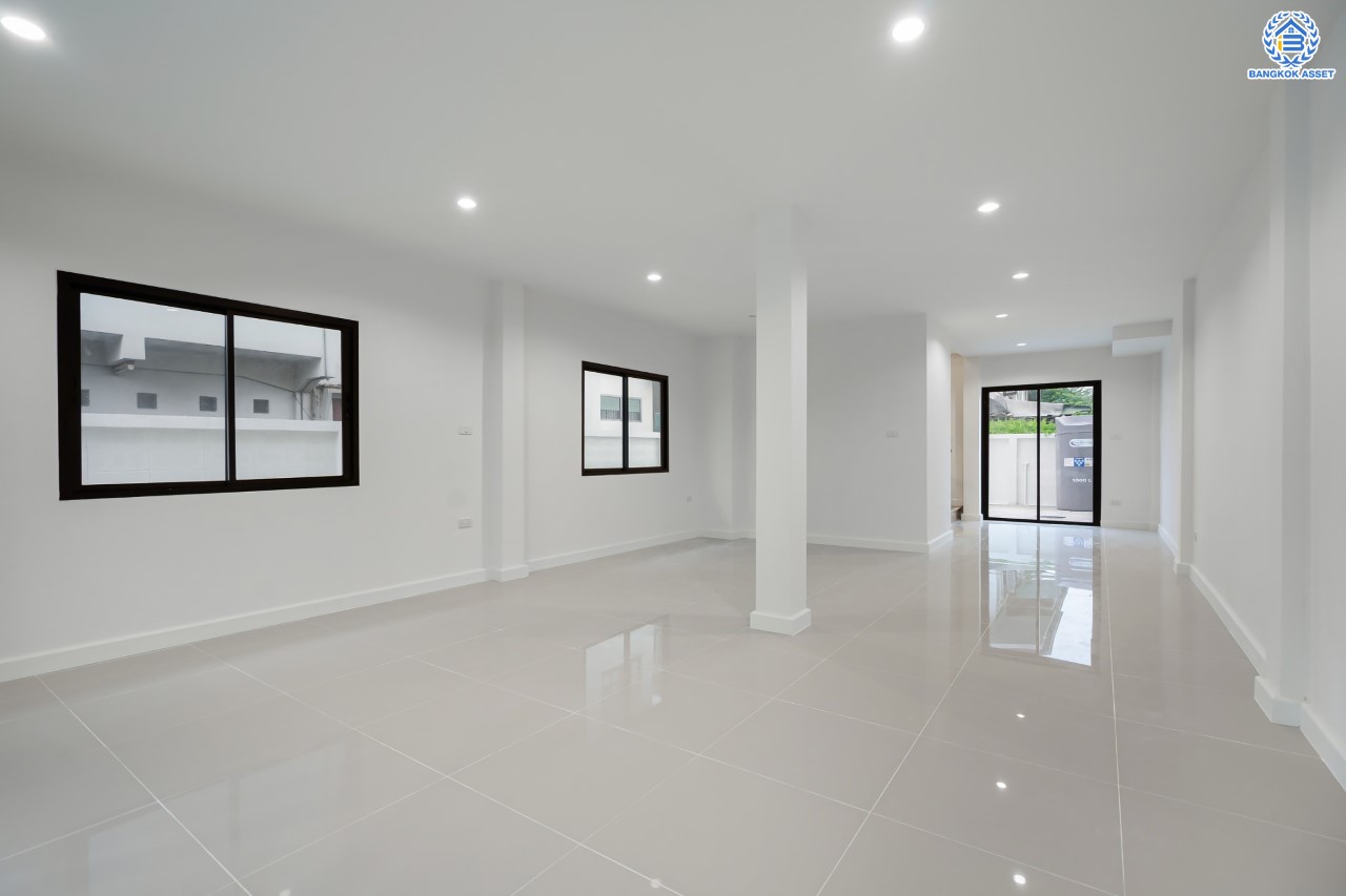 บ้านมือสองตกแต่งใหม่ ดีไซน์สวย ม.บ้านช่อชัยพฤกษ์ จรัญฯ-ปิ่นเกล้า เนื้อที่ 47.5 ตร.ว. ฟังก์ชัน 3 ห้องนอน 3 ห้องน้ำ จอดรถได้ 2 คัน รองรับทุกกิจกรรม บนทำเลเชื่อมต่อหลายเส้นทาง ใกล้จุดขึ้นทางด่วน "ศรีรัช" และรถไฟฟ้าสายสีแดง "สถานีบางบำหรุ"